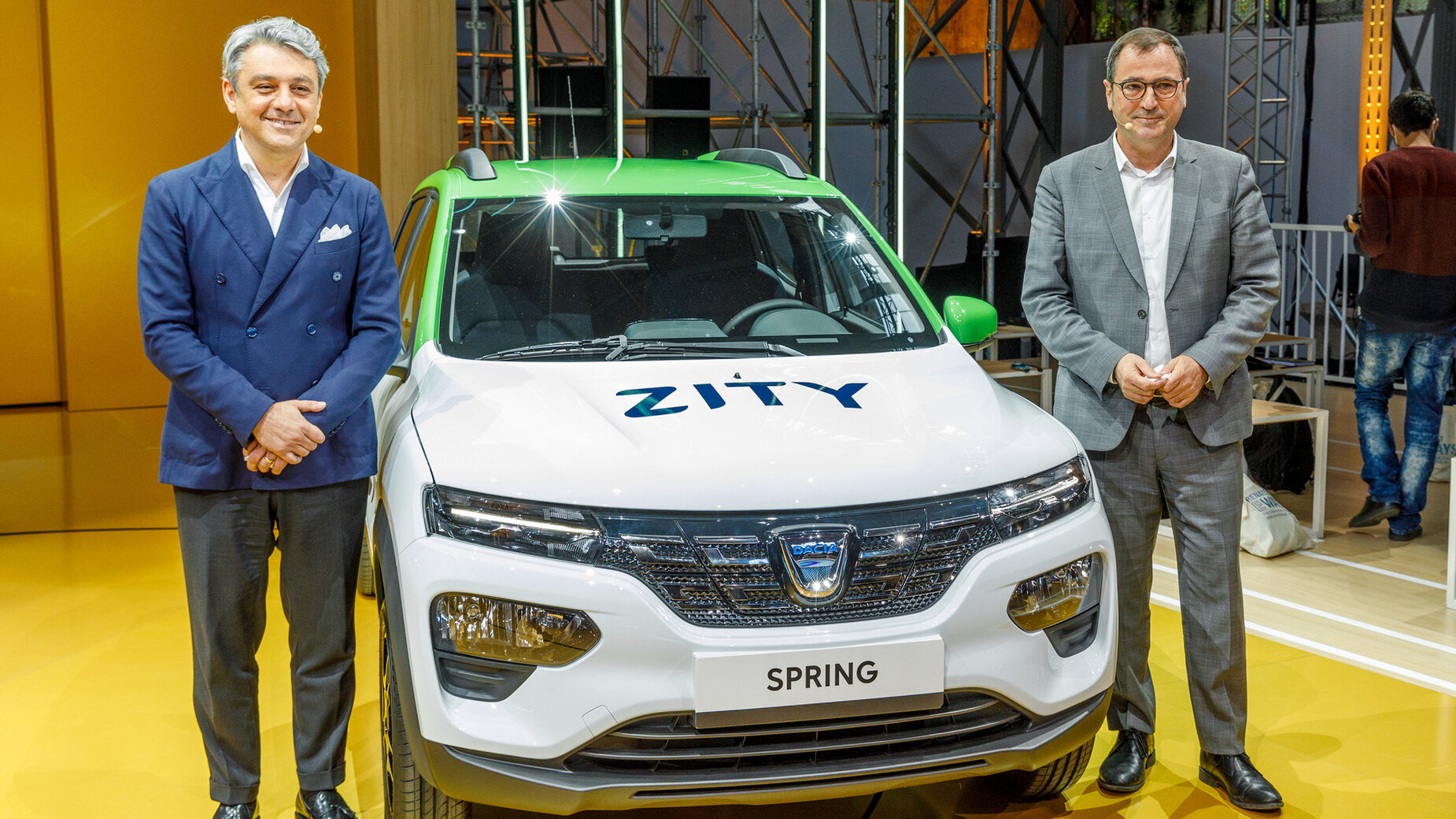 Dacia прави хибриди, Renault 5 ще бъде достъпно EV